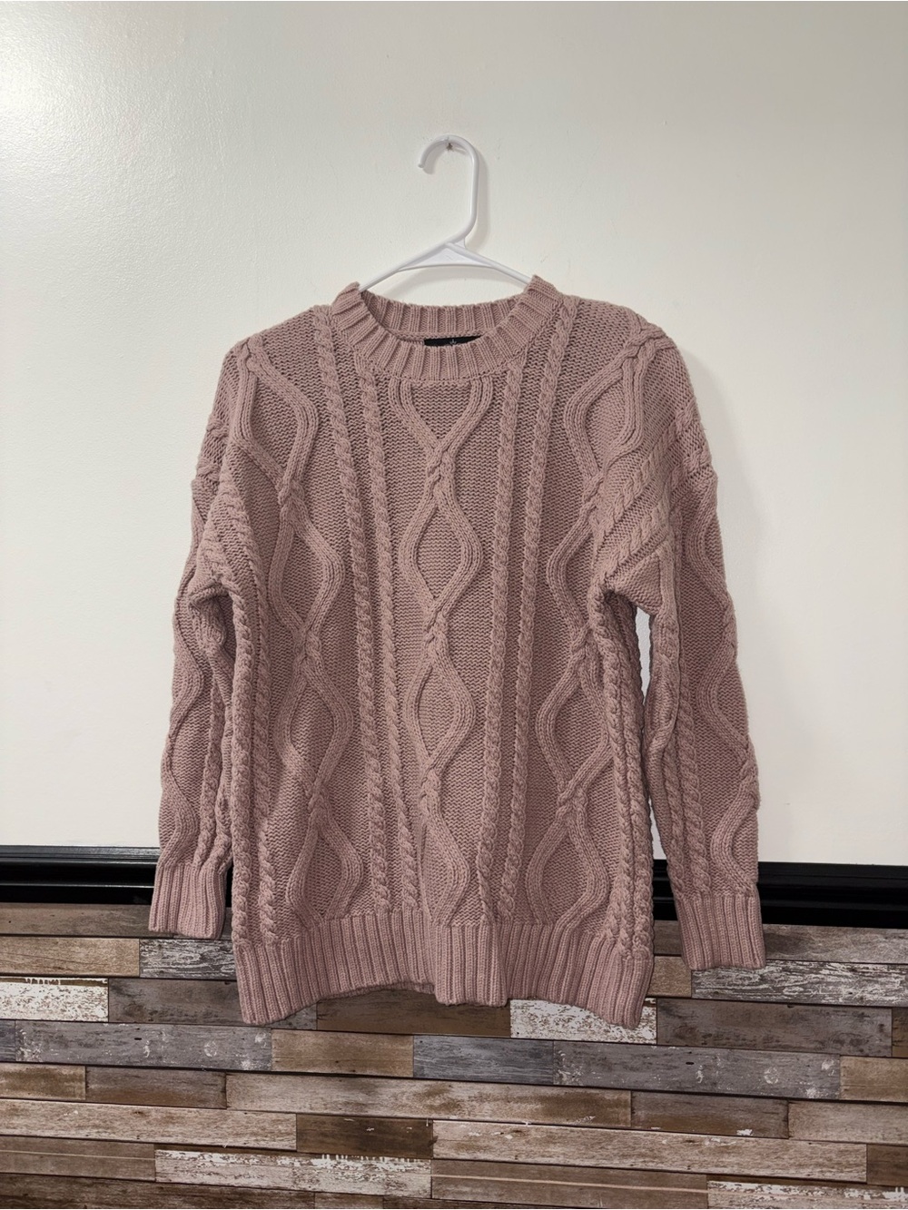 Women's Trendy Queen Cable Knit Crewneck Sweater Size Small